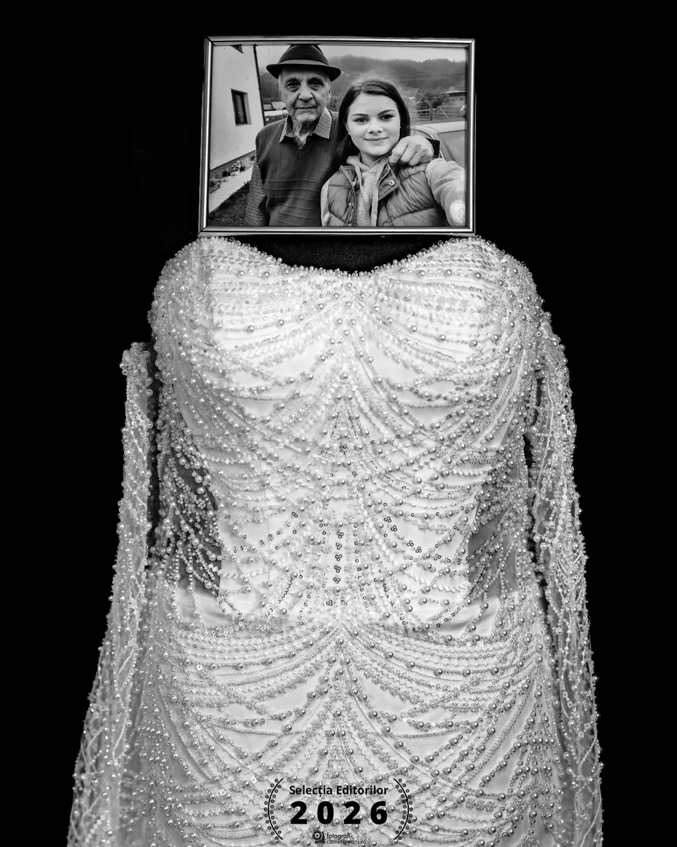 Rochie de mireasă și portret de familie, fotografie premiată cu Selecția Editorilor