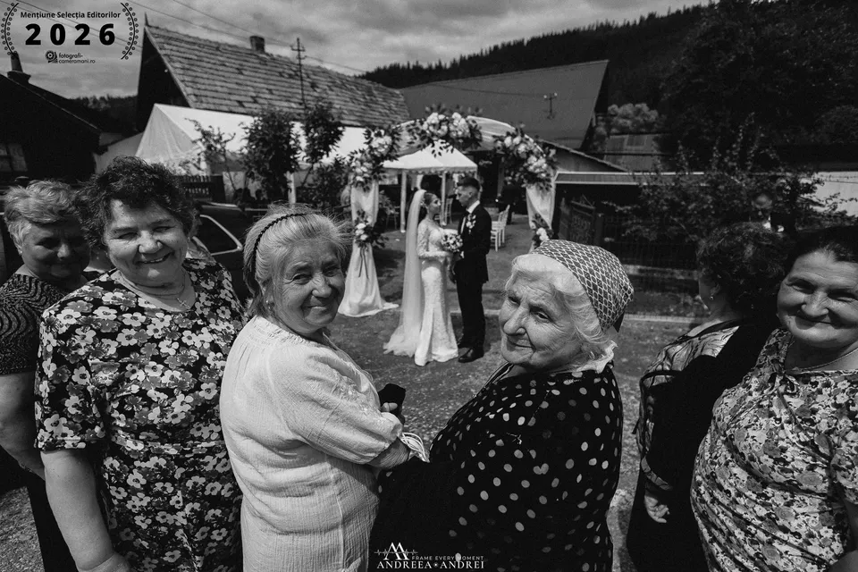 Portret de grup cu mirele și mireasa în fundal, fotografie premiată