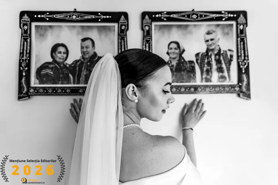 Mireasă în fața portretelor de familie, fotografie premiată