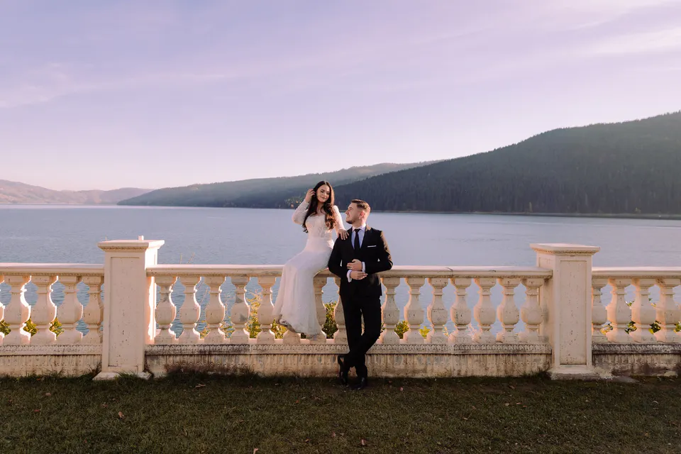 Cuplu de miri fotografiat într-un peisaj de munte