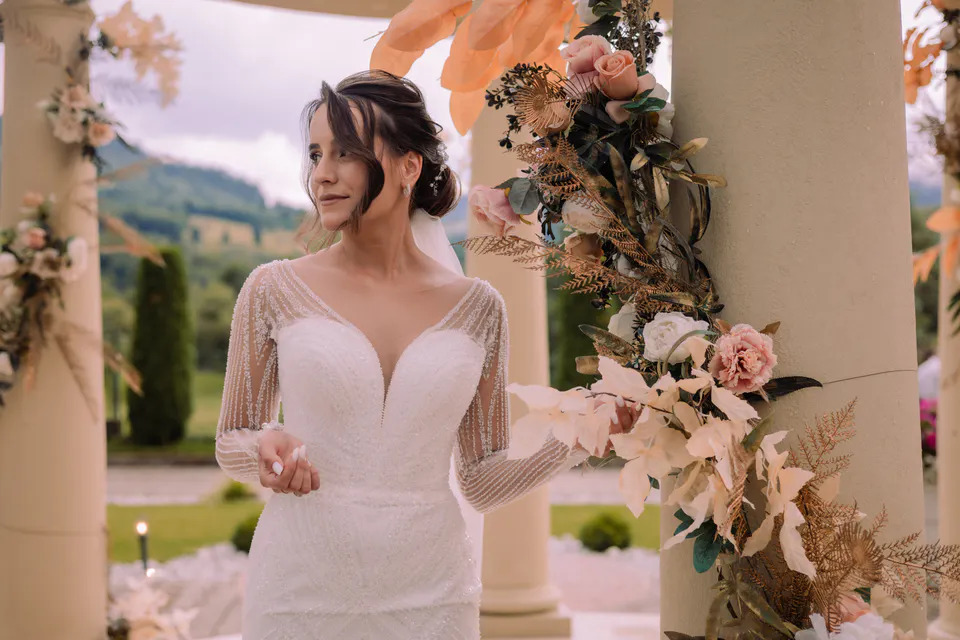 Mireasă într-un decor floral, fotografiată în lumină caldă